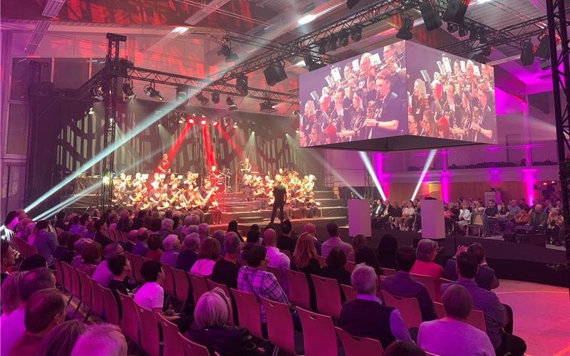 Auf einem Videowürfel konnten die Besucher in der Schwarzwaldhalle sowie Fans des Gärtringer Musikvereins dessen Gala-Konzert zum 100-jährigen Bestehen auch per Livestream von überall her verfolgen. GB-Foto: Holzapfel