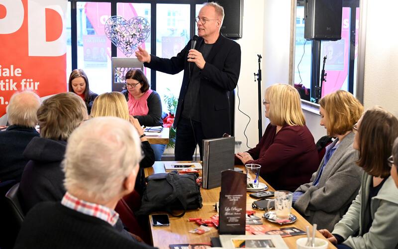 „Auf einen Kaffee mit Matthias Miersch“ – er ist am Mikrofon – sitzen rund 50 Gäste im Eiscafé „La Piazza“. Jasmina Hostert (hinten links) und Farina Semler haben am Tisch hinter dem SPD-Fraktionsvorsitzenden Platz genommen.GB-Foto: Holom