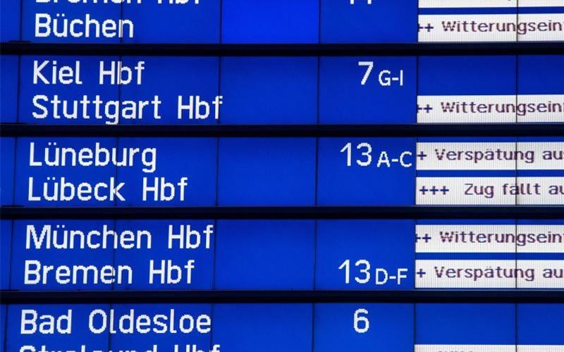 Auf einer Anzeigetafel im Hamburger Hauptbahnhof werden Verspätungen durch Witterungseinflüsse angezeigt. Foto: Daniel Bockwoldt/dpa