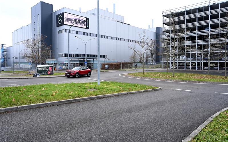 Auf einer Grünfläche vor Tor 3 hissten die Aktivisten das Banner und verteilten Flugblätter. GB-Foto: Holom