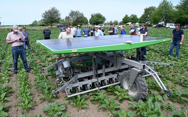 Auf einer landwirtschaftlichen Kreislehrfahrt macht die Gruppe von Interessenten bei den Gärtringer Betrieben Lutz halt, wo sie den solarbetriebenen Aussaat- und Hackroboter Inge vom Hersteller Farmdroid kennenlernen. GB-Foto: Holom