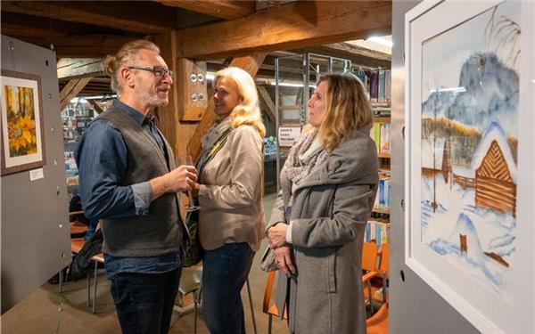 Auf großes Interesse stieß die Vernissage von Malgruppen der Malschule „Atelier im Gäu“ von Heike Renz in der Stabi. GB-Foto: gb