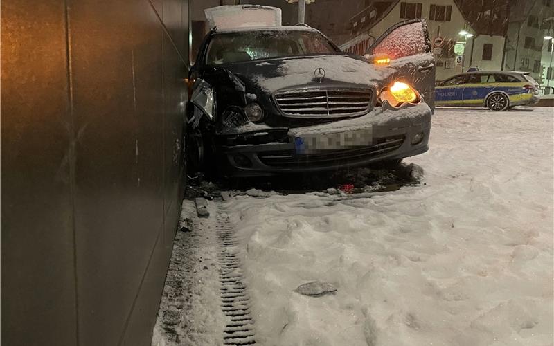 Schleuderfahrt endet an einer Hauswand Auf schneeglatter Straße landete in Leonberg ein Mercedes in einer Hauswand GB-Foto: SDMG/Dettenmeyer