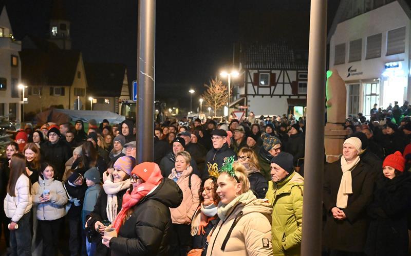Auf und um den Marktplatz herum verabschiedeten die Deckenpfronner ihr Jubiläumsjahr.GB-Fotos: Reichert