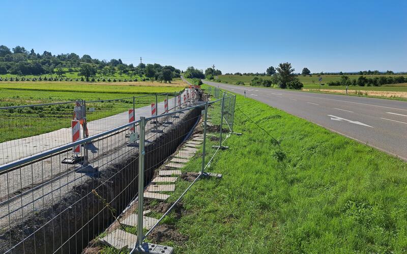 Aufbau des Pilotprojektes: In dem abgegrenzten Bereich wurden die Erdkabel auf ihre Echtzeit-Temperatur überprüft – unter Berücksichtigung von Glasfaser und Bettungsmaterial (linkes Foto). Auf dem rechten Foto ist der Kabelgraben als Innovationsumfeld zu sehen: Links sind die Kommunikationskabel, am Gestell sind die Temperatursensoren der Uni zur Verifizierung der Messwerte über die Glasfaser angebracht. GB-Fotos