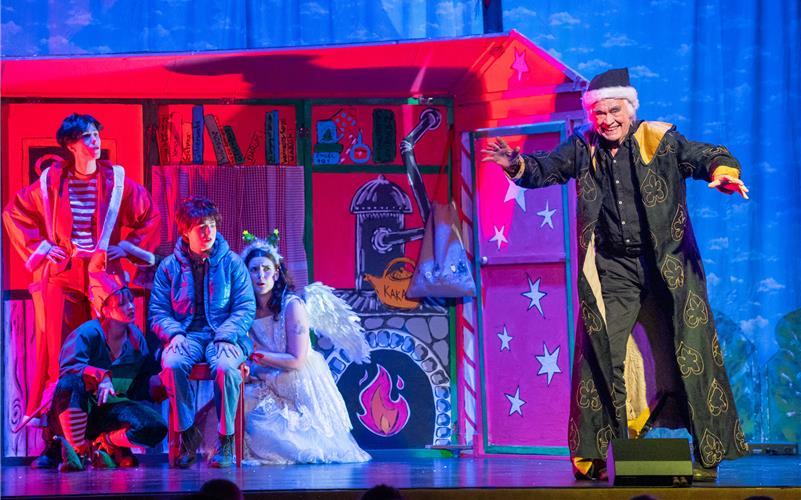 Aufführung der Herrenberger Bühne in der Alten Turnhalle: „Als der Weihnachtsmann vom Himmel fiel“. GB-Foto: Vecsey