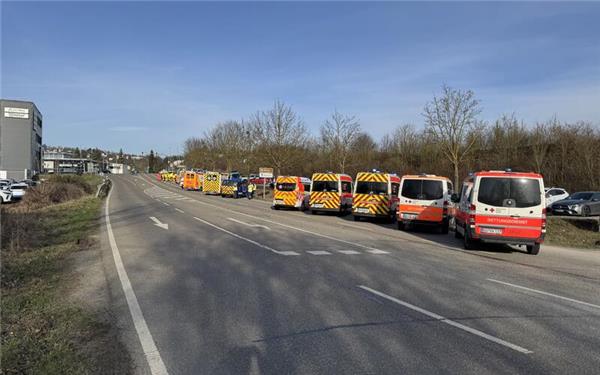 Aufgebot an Rettungskräften vor dem Engelbergtunnel am Dienstag. GB-Foto: SDMG/Dettenmeyer