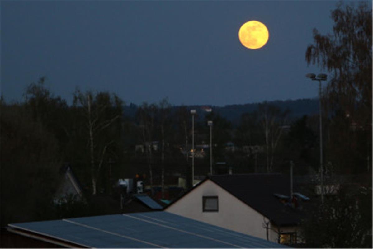 Aufgehender Vollmond über dem Gültsteiner Ammerstadion. Im Hintergrund Schloss H...