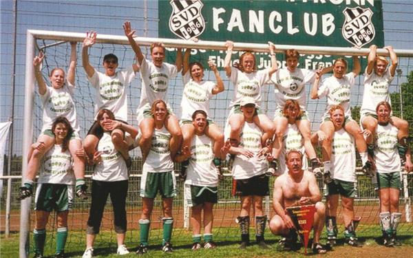 Aufstiegsfeier im Jahr 2001.GB-Fotos: gb