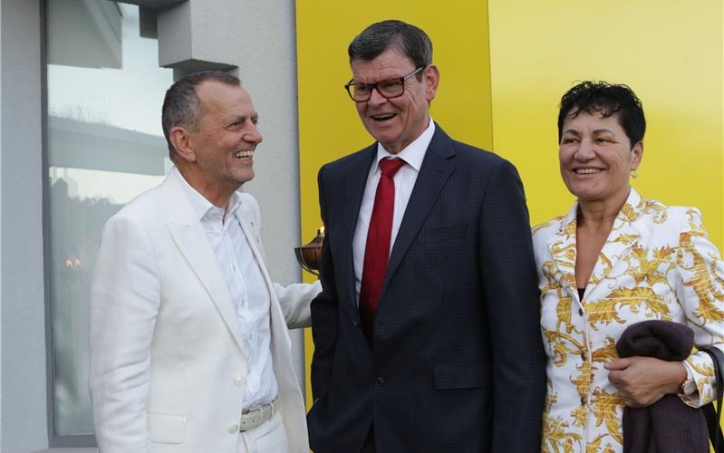 Sternekoch mit Rezepten nicht nur fürs Essen Auftakt zum Design Talk: Jürgen R. Schmidt (von links) begrüßt Harald Wohlfahrt und Frau SlavkaGB-Foto: Bäuerle