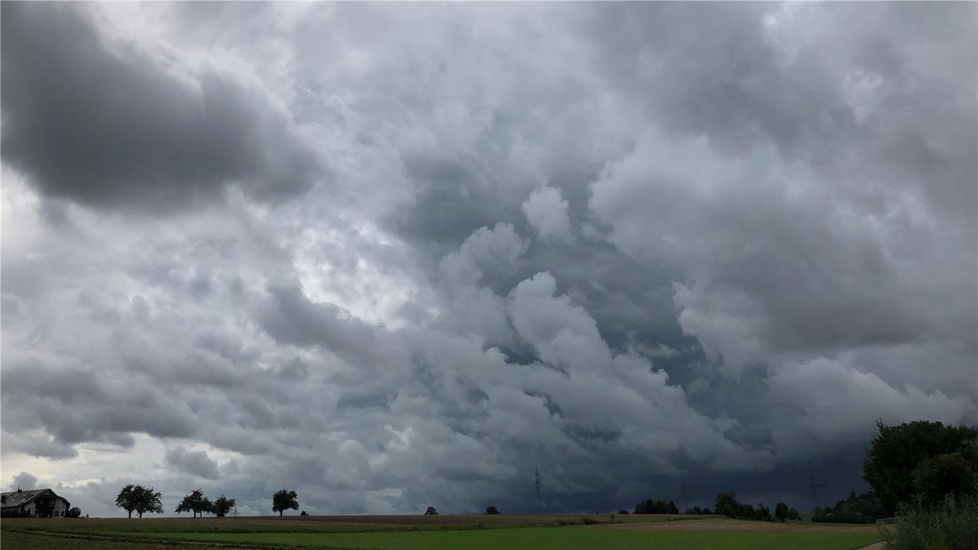 Aufziehende Regenwolken über Nufringen! Man schaut in den Himmel und glaubt es k...