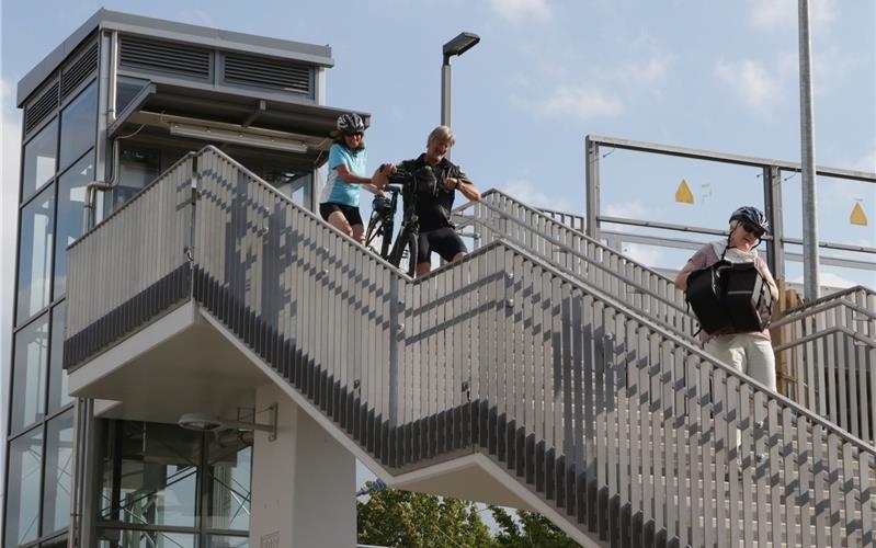Kaum in Betrieb, fallen sie immer wieder aus Aufzug defekt: Radler schleppen ihr E-Bike auf der Treppe GB-Foto: Bäuerle