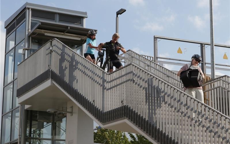 Aufzug defekt: Radler schleppen ihr E-Bike auf der Treppe GB-Foto: Bäuerle