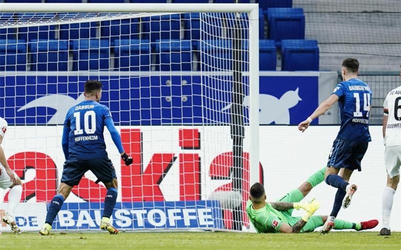 Augsburgs Torwart Rafal Gikiewicz kann das Tor zum 2:1 für Hoffenheim nicht verhindern. Foto: Uwe Anspach/dpa
