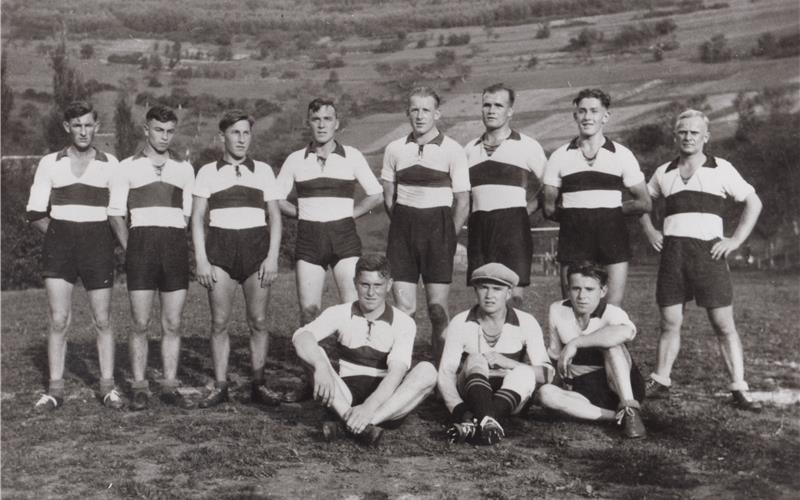 „Für den Erfolg braucht es auch Köpfe“ Aus dem Privatarchiv von Karl Leyrer stammt eines der ältesten Mannschaftsbilder der Herrenberger Handballer aus dem Jahr 1934. Nur wenige Namen sind überliefert, in der oberen Reihe stehend sind es Walter Jedele (Zweiter von links), Adolf Raber (Vierter von links), Traugott Weippert (Dritter von rechts) und Eugen Etzel (rechts), vorne sitzend ganz rechts ist Karl Leyrer abgebildet. GB-Foto: VfL-Archiv