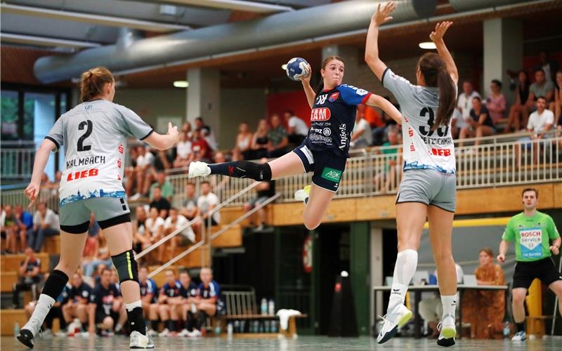 SG H2Ku Herrenberg bietet eine Halbzeit Paroli Aus dem Rückraum kommt Lea Neubrander gegen Lucie-Marie Kretzschmar zum Abschluss GB-Foto: Benjamin Lau/Eibner