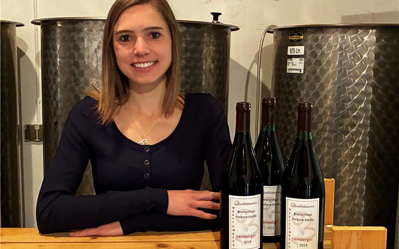 Aus dem Weinkeller auf den Thron: Manuela Breitmeyer kandidiert für das Amt der württembergischen Weinkönigin. GB-Foto: Jung