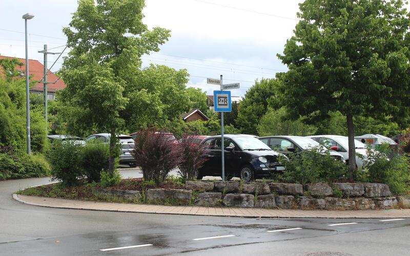 Aus drei „Park and Ride“-Stellplätzen am Altinger Bahnhof werden zwei für Elektroautos nebst Ladesäule.GB-Foto: Schnurr