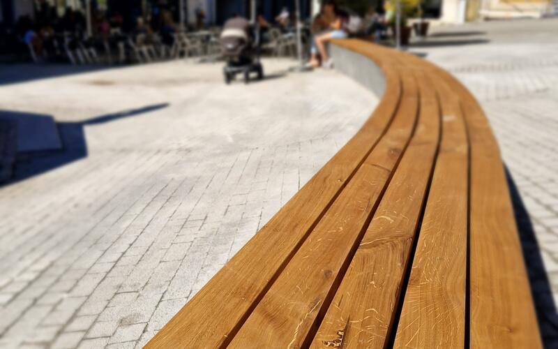 Aus heimischem Holz: Bank am Marktbrunnen mit neuer Sitzauflage