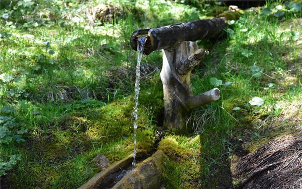 Aus öffentlichen Quellen, Bächen und Flüssen darf im Sommer kein Wasser geholt werden.GB-Foto (Symbolbild): Photonic