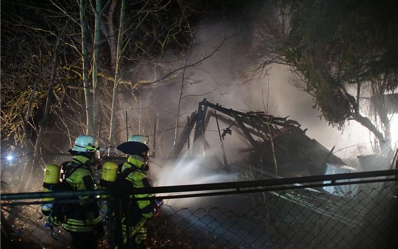 Großeinsatz der Feuerwehr in Öschelbronn: Funkenflug als Brandursache?