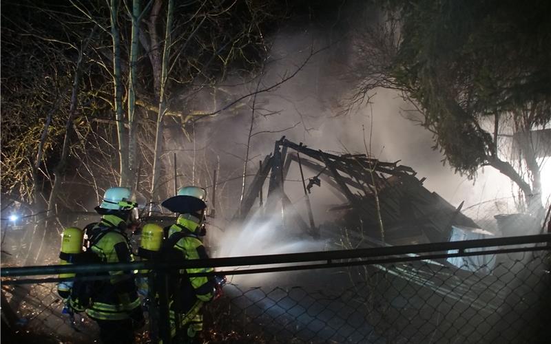 Großeinsatz der Feuerwehr in Öschelbronn: Funkenflug als Brandursache? Ausgebrannt: Das hölzerne Gartenhaus in ÖschelbronnGB-Foto: SDMG/Dettenmeyer