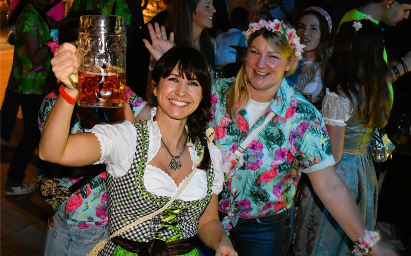 Ausgelassene Stimmung: „Wasen trifft Malle“ in der Zehntscheuer.GB-Foto: Gieseler