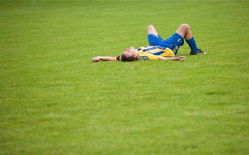 Fix und fertig auf dem Rasen liegend… Ausgepumpt und völlig erschöpft: Öschelbronns Kapitän Patrick Herrmann in einer für ihn typischen Pose – wohlgemerkt nach Spielschluss. GB-Foto (Archiv): Schmidt