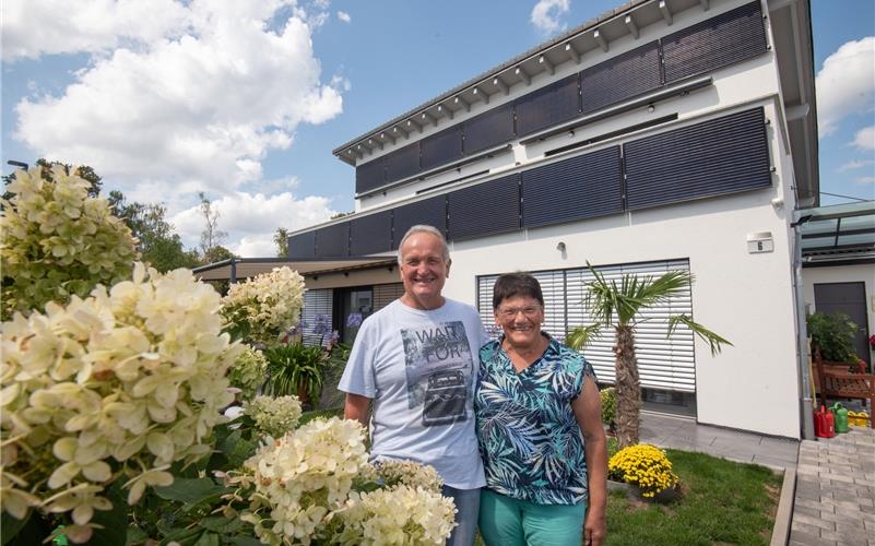 Ausgezeichnet: Der Landkreis würdigte das in Massiv-Dübelholzbauweise entstandene und isolierte Haus von Willy und Gertrud Zinser für seine hohe Energieeffizienz. GB-Foto: Vecsey