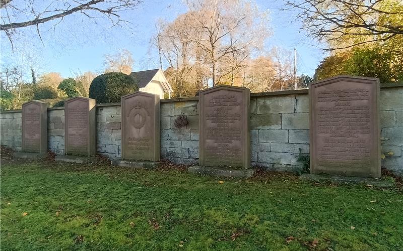 Außen an der Friedhofsmauer in Nufringen beim Zugang von der Rohrauer Straße her erinnern fünf Steinplatten an die örtlichen Toten des Zweiten Weltkriegs. GB-Fotos: Priotto