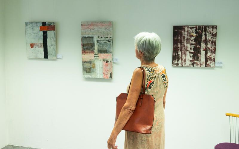 Ausstellung „Schnittstellen“ des Kunstvereins Herrenberg: Auch Sonja Schulz zeigt ihre Werke. GB-Foto: Schmidt