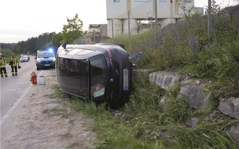Auto kommt von Fahrbahn ab und kippt zur Seite Auto kommt von Fahrbahn ab und kippt zur Seite