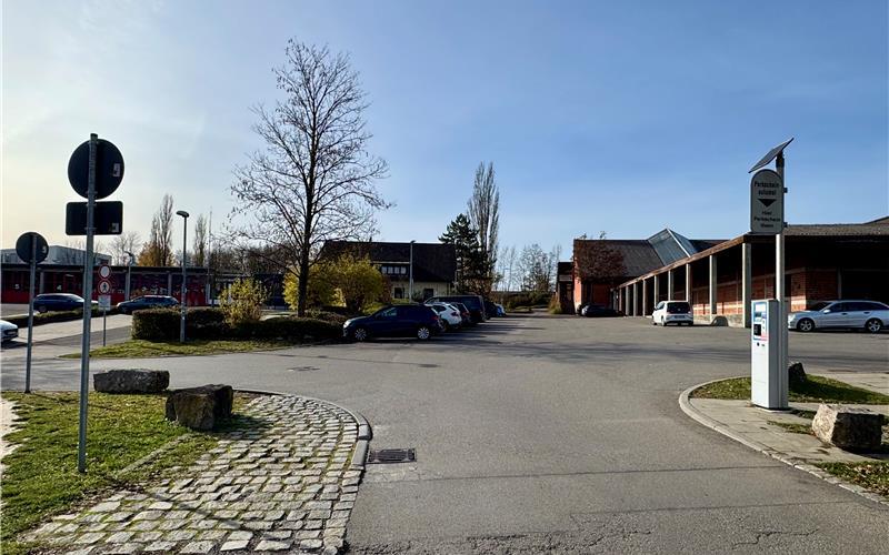 Autofahrer sollen künftig nicht mehr von der Benzstraße über die Stadthallenstraße und den Jahnweg fast ampelfrei zur Seestraße gelangen – Verkehrszeichen sollen diese Streckenvariante unterbinden. GB-Foto: Denu