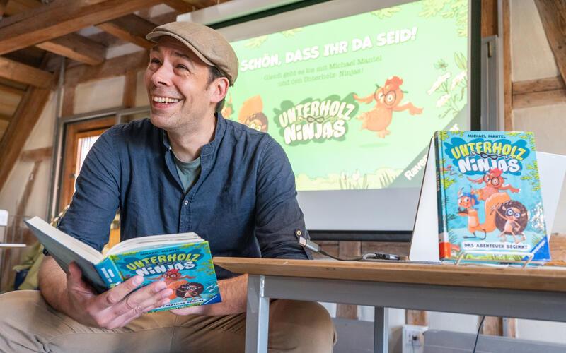 Autor Michael Mantel gewinnt Kinder mit seiner selbstverständlichen Art des Auftretens für sich. GB-Foto: Vecsey