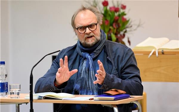 Autor Thomas Weiß las in Herrenberg aus seinem Buch über seine eigene Krebserkrankung. GB-Foto: Holom