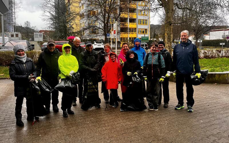 Autoreifen, Sonnenschirme und weiterer Müll bei Markungsputzete