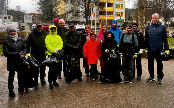 Autoreifen, Sonnenschirme und weiterer Müll bei Markungsputzete