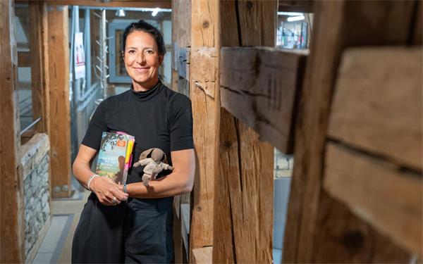 Autorin Lucinde Hutzenlaub gibt die Lesung zusammen mit ihrem Begleiter, dem Hasen „Fips“, der in ihrem Buch „Das Blau auf der anderen Seite“ eine wichtige Rolle spielt, wie sie verrät. GB-Foto: Vecsey