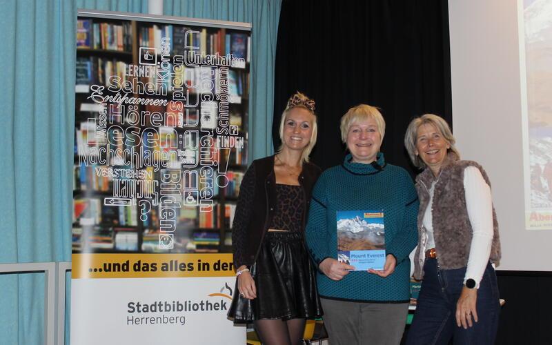 Autorin und Schauspielerin Maja Nielsen (Mitte) bot eine besondere Lesung, unterstützt von Deutschlehrerin Lisa Morgenthaler (links) und Angela Ritz (Stadtbibliothek Herrenberg). GB-Foto: gb