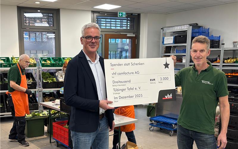 Axel Bartmann (links), Head of Marketing der vhf camfacture AG, übergibt den Spendenscheck an Detlef Kugele, erster Vorstand der Tübinger Tafel. GB-Fotos
