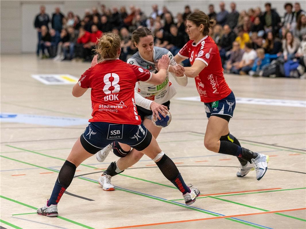 Aylin Bok (SG H2Ku Herrenberg #08), Caren Hammer (VfL Waiblingen #15) und Jurate...