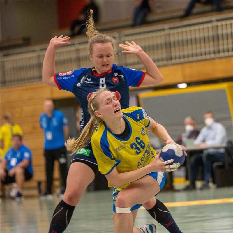 Aylin Bok (SG H2Ku Herrenberg #08) gegen Stefanie Hummel (HC Leipzig #36), SG H2...