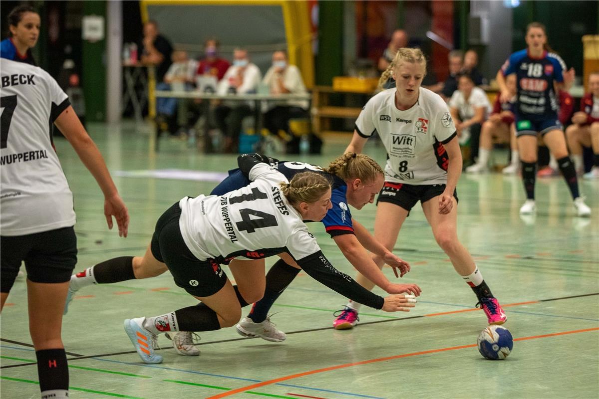 Aylin Bok (SG H2Ku Herrenberg #08) und Michelle Stefes (TVB Wuppertal #14), SG H...