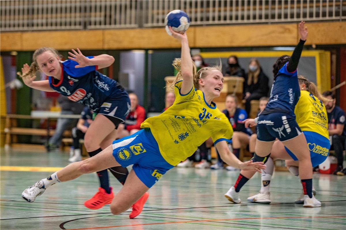 Aylin Bok (SG H2Ku Herrenberg #08) und Stefanie Hummel (HC Leipzig #36), SG H2Ku...