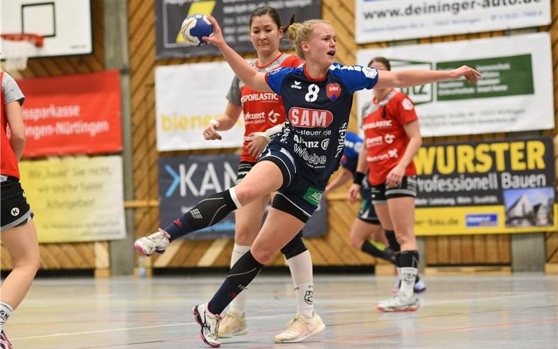Zum Schluss ist echtes Drama angesagt Aylin Bok(am Ball):Die SG H2KuHerrenberg hielt das Derby beider TG Nürtingenbis zur 48. Minute offenGB-Foto: TBaur/Eibner