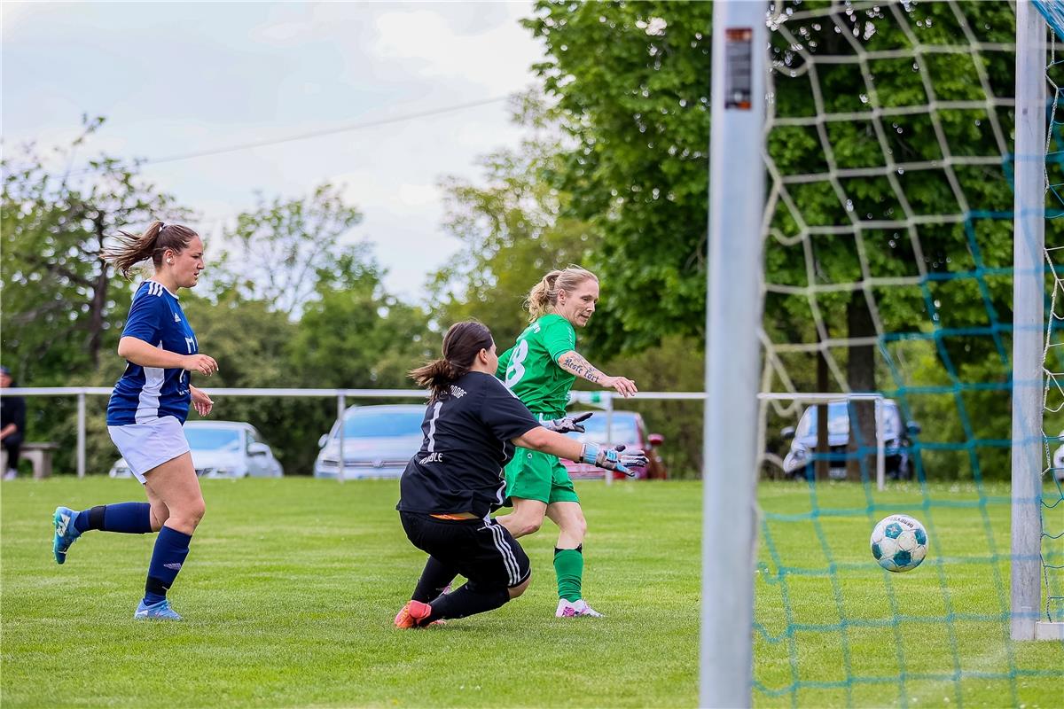 Aylin Raible (SSV Walddorf #01), Stefanie Klein (VfL Herrenberg II #18)  SSV Wal...