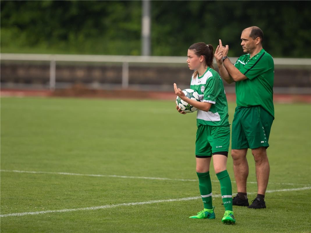 B-Mädchen in der Verbandsstaffel, rechts Trainer Axel Süßlin Bild: Christoph Kas...