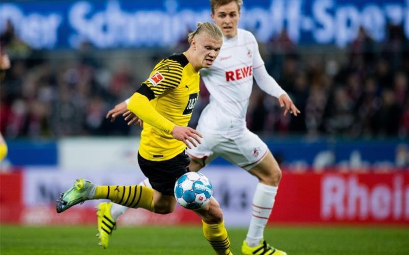 BVB-Stürmer Erling Haaland (l) im Zweikampf mit dem Kölner Timo Hübers. Foto: Rolf Vennenbernd/dpa