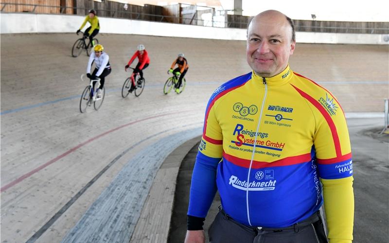 Zwei Stunden Strampeln für die „Rundenfresserwertung“ Bahn-Cup- und Trainingskoordinator Edgar Teufel ist mit der laufenden Wintersaison auf der Bahn im Öschelbronner Radstadion sehr zufrieden: „Wir hatten auch noch keinen Sturz dieses Jahr“GB-Fotos: Holom
