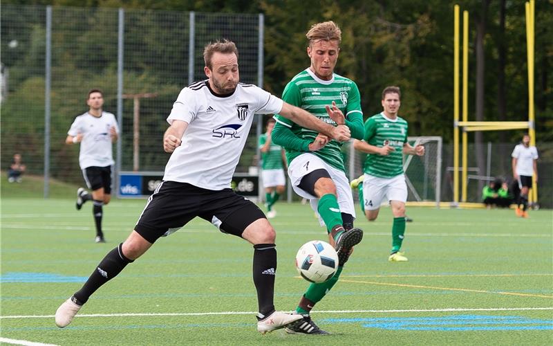 Bald geht’s wieder auf dem Fußballplatz zur Sache: Zweikampf zwischen Kevin Kemmler (FC Gärtringen, links) und Marco Bernhardt (Spgg. Holzgerlingen) Foto (Archiv): Wolfgang Frank/Eibner-Pressefoto